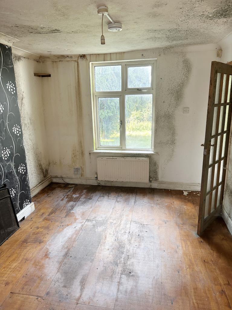 Lot: 68 - END-TERRACE COTTAGE FOR IMPROVEMENT -